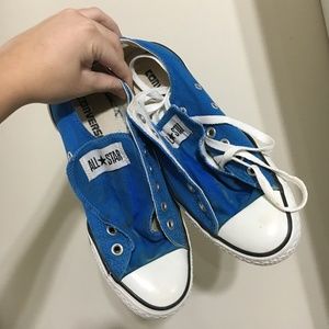 Blue lowtop converse